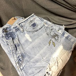 Unique graphic vintage high rise AE shorts
